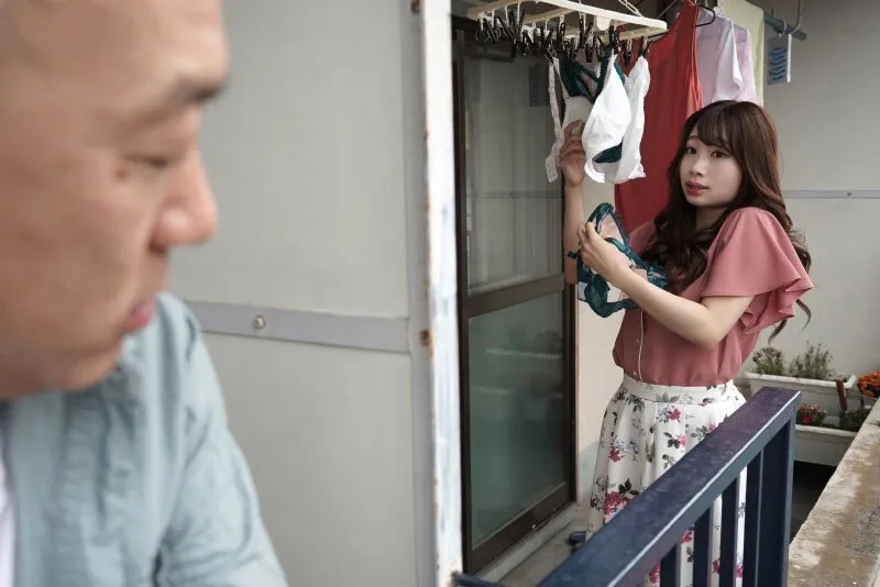 Gã cạnh nhà chuyên soi mói và cặp người vợ chồng yêu thường xuyên rên la quá to