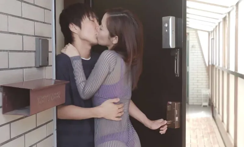 Cô gái nhà kế bên với chiếc quần lót lọt khe và cậu nhóc cạnh bên nhà may mắn