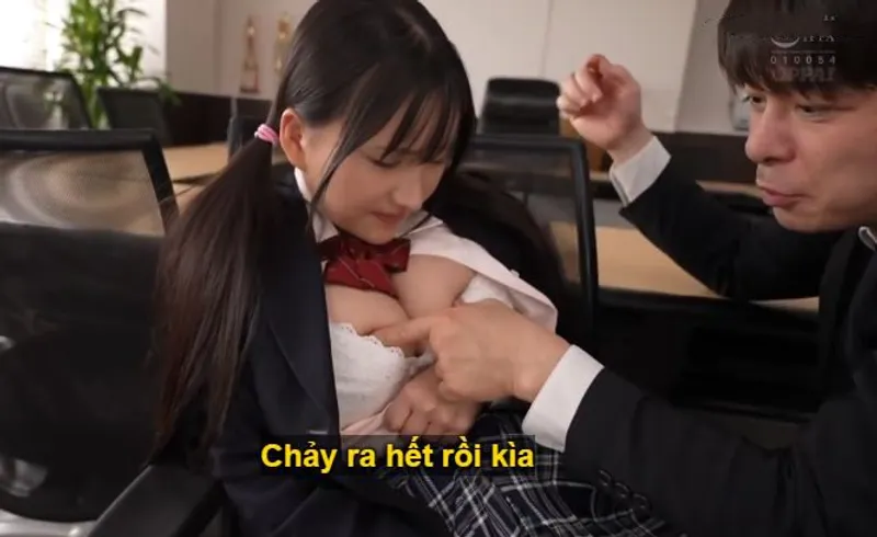 Suốt 3 năm, thầy giáo rèn luyện cô học trò ngực đẹp thành "hũ đựng tinh"