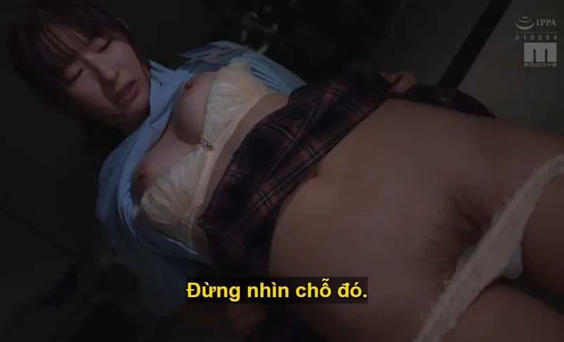 Sếp lớn mưu tính "làm tình" với cô em dưới quyền kiêu kỳ lười nhác, suốt ngày bận rộn tán gẫu tin nhắn cùng người yêu.